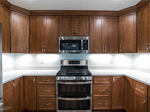 4th image of 1127 Maple Ave