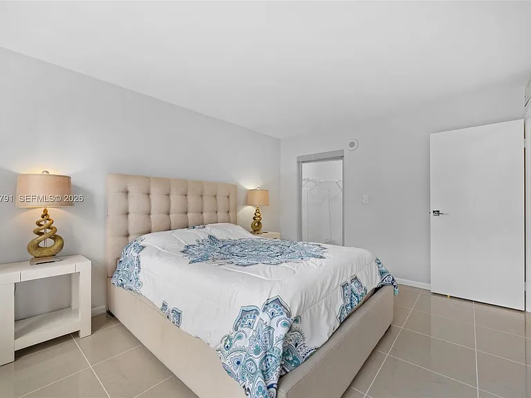 17021 N Bay Rd #425 — Photo 11