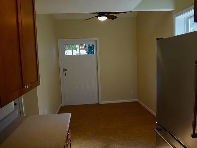 Kitchen eat-in area