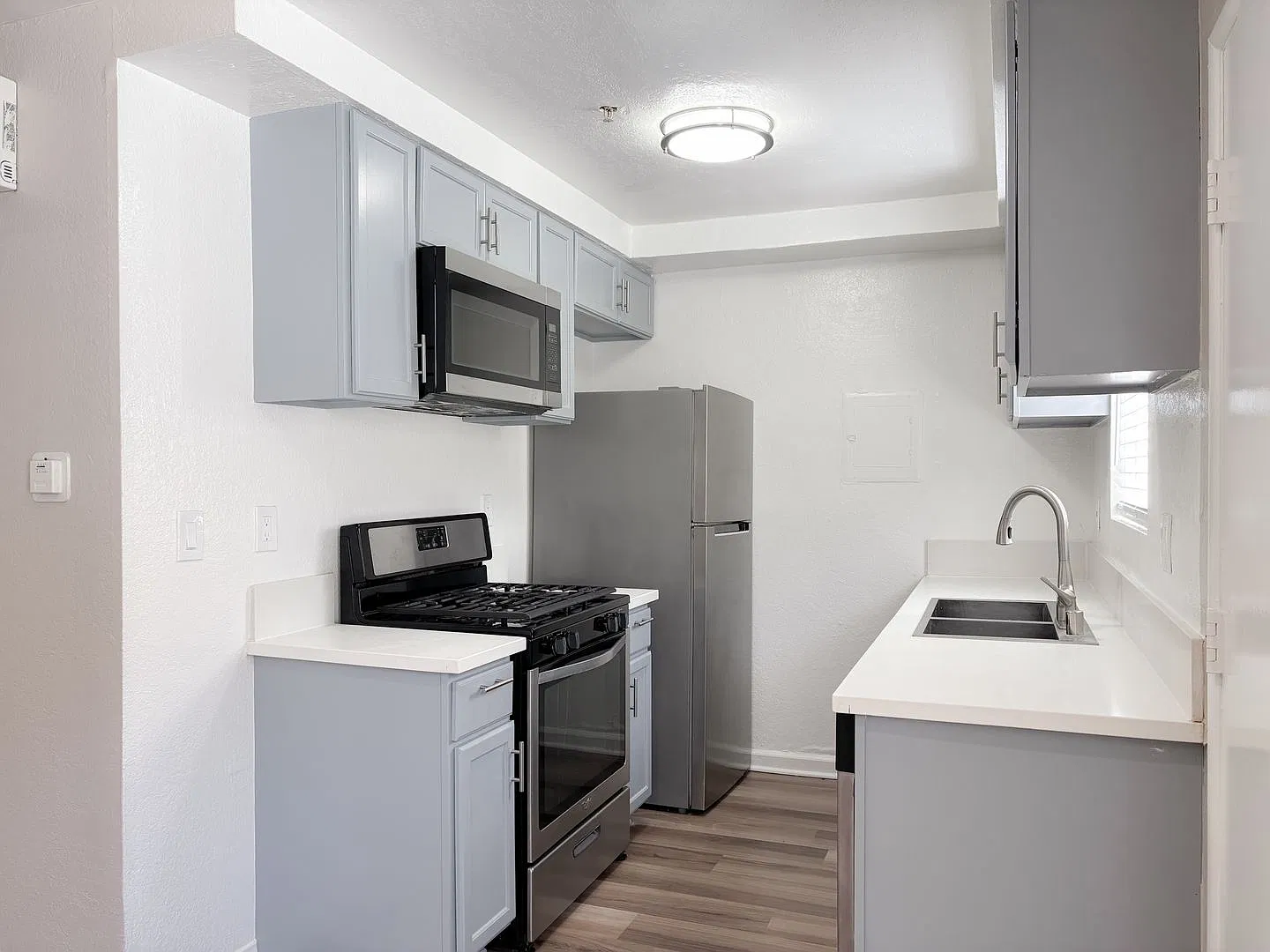 12914 Doty Ave — Photo 3