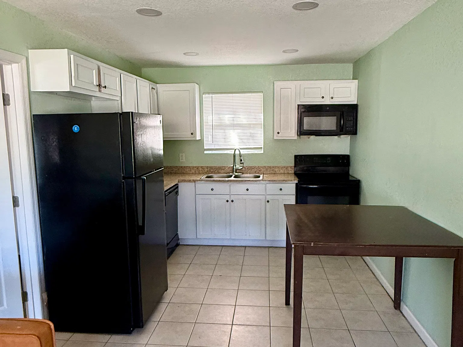 4 bed, 1045 sqft, $2,200 — Photo 4