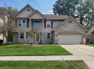 19197 Red Oak Ln, Brownstown, MI 48193