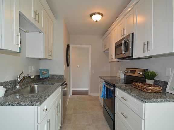 5th image of 430 W 66th St