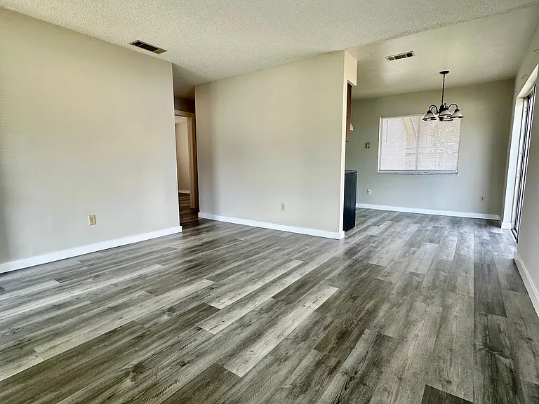 933 Bryan Ct — Photo 3