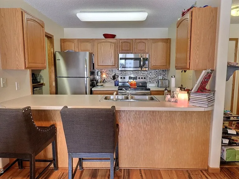 832 Lambton Ave — Photo 3