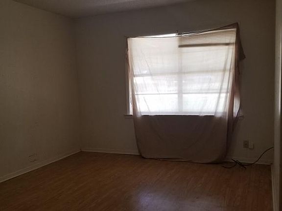3rd image of 1115 Elm St