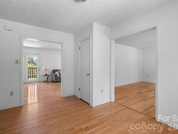 5th image of 28 Song Bird Ln