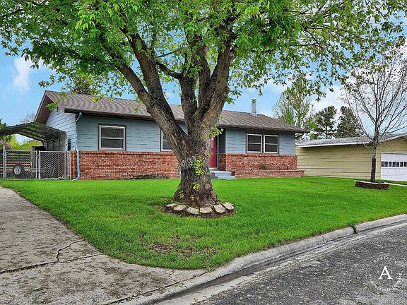 Front Yard w/ U/G Sprk