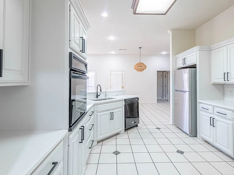 4801 Whitman Dr — Photo 3