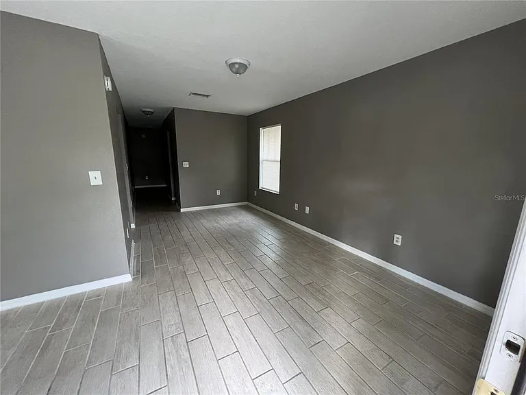 717 W Silver Springs Pl — Photo 2