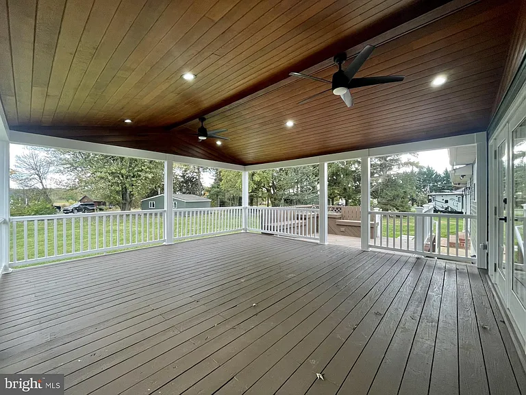 313 Windsor Ct — Photo 9