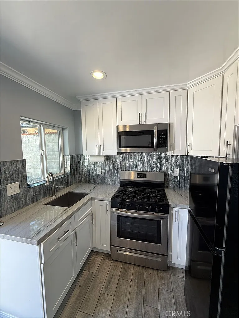 Studio, 600 sqft, $1,995 — Photo 3