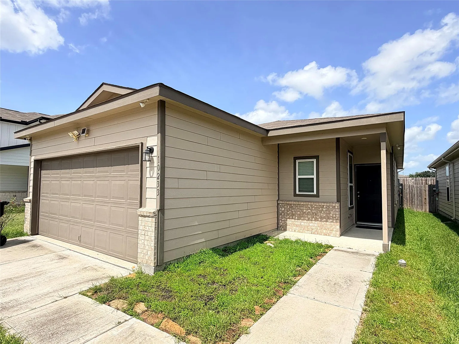 3 bed, 2.0 bath, 1197 sqft, $1,900 — Photo 1