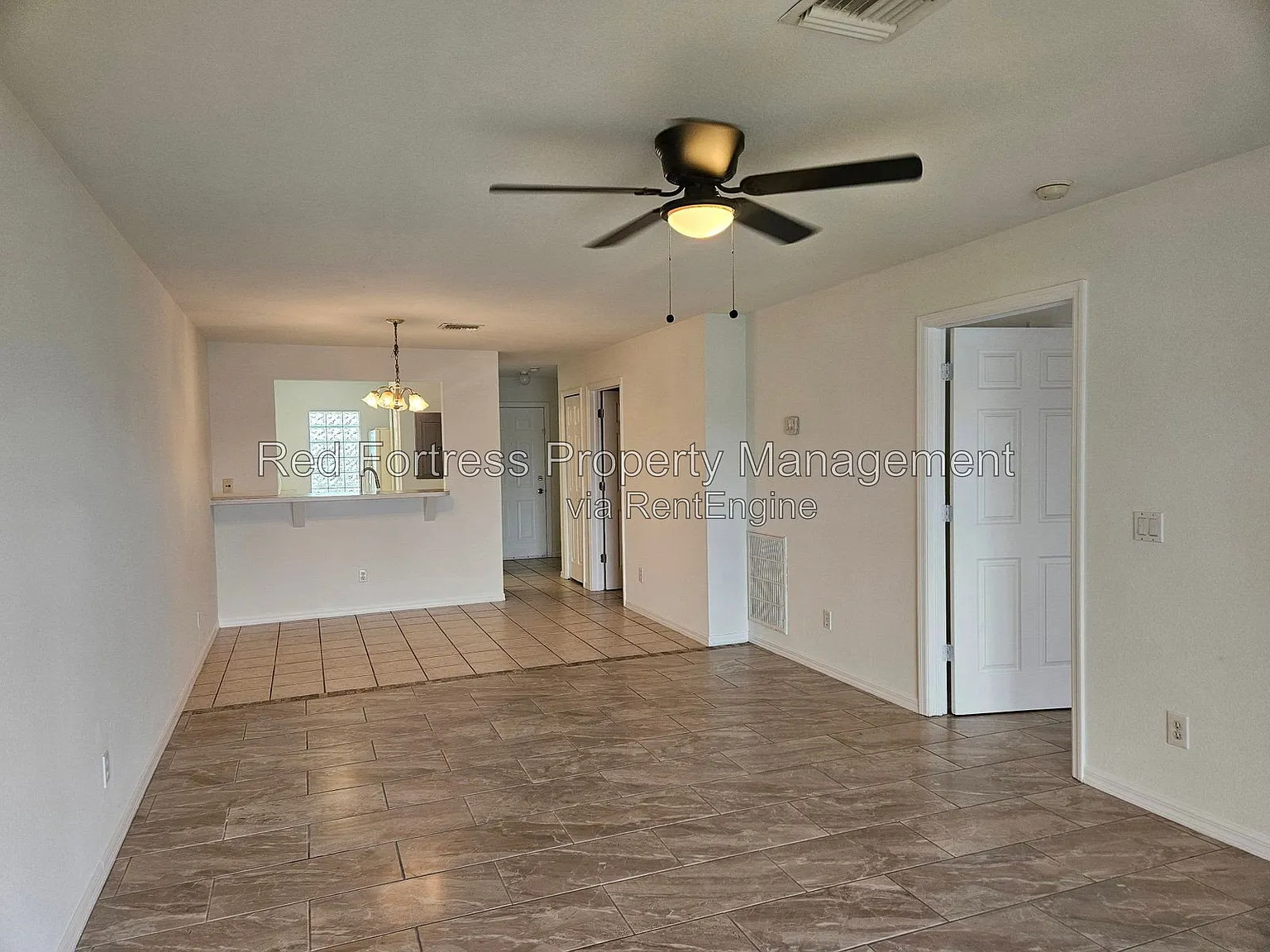1016 SW 47th Ter — Photo 2
