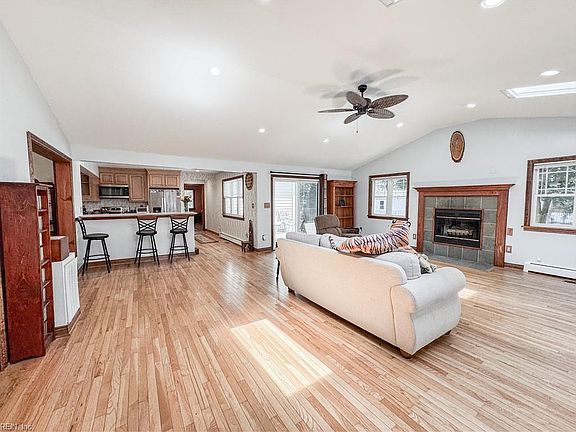5th image of 1052 Old Canterbury Dr