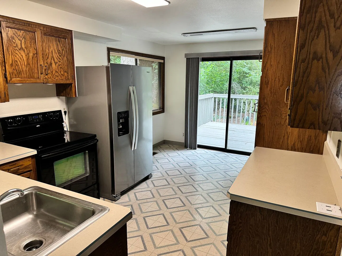 Large one level home with secluded backyard! — Photo 2