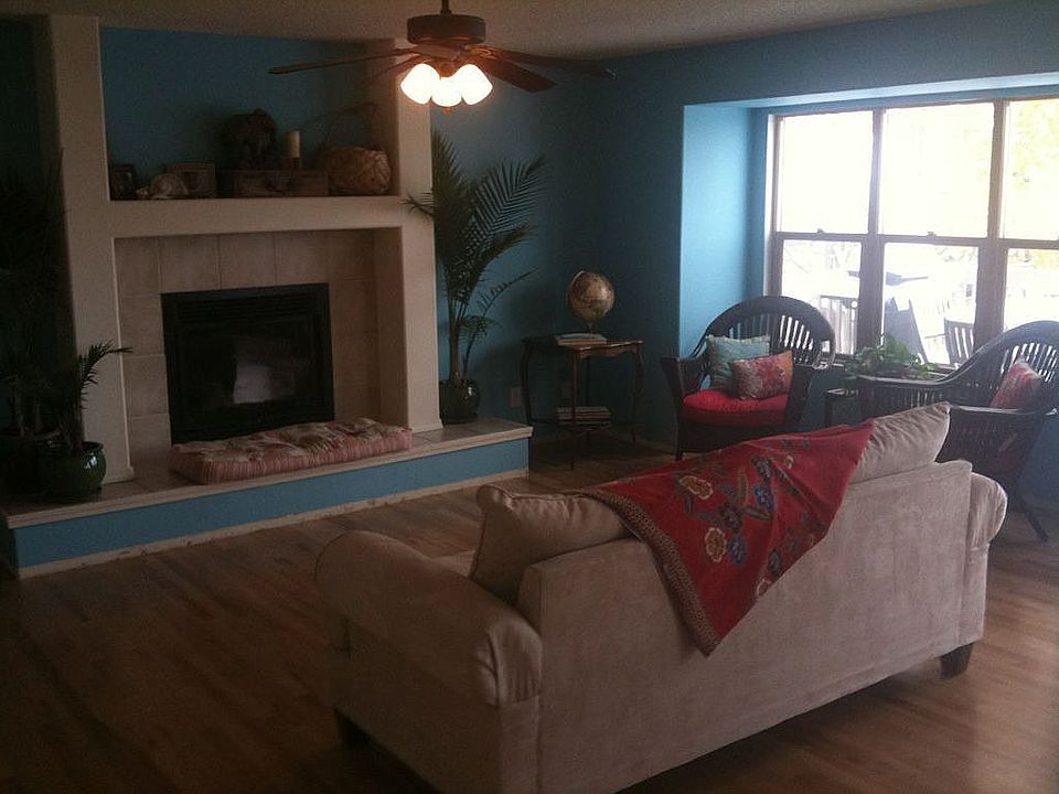 Sunny spacious living room feels very Californian