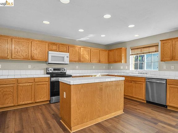 5th image of 2004 Hedge Ave