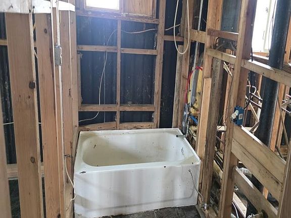 5th image of 524 John St