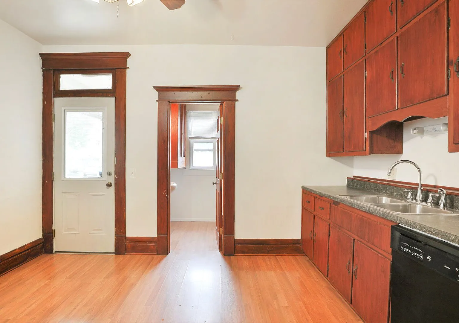 Large 5 Bedroom North Campus Townhouse - 1st house from High Street — Photo 4