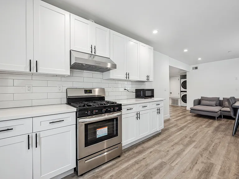 Fully Furnished Housing: 1419 W 35th St — Photo 14