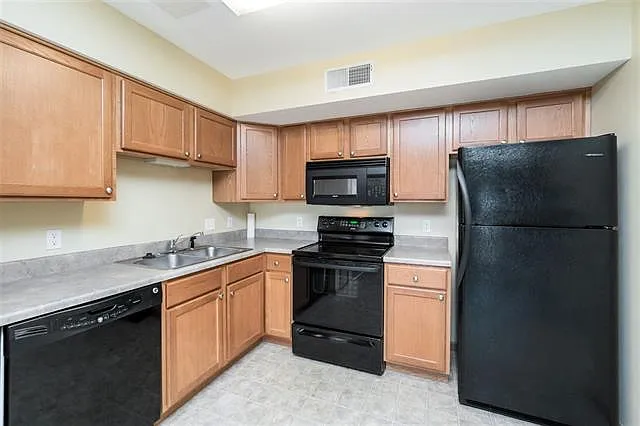 2 bed, 872 sqft, $1,200 — Photo 2