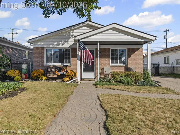 20305 Ellis St, Roseville, MI 48066