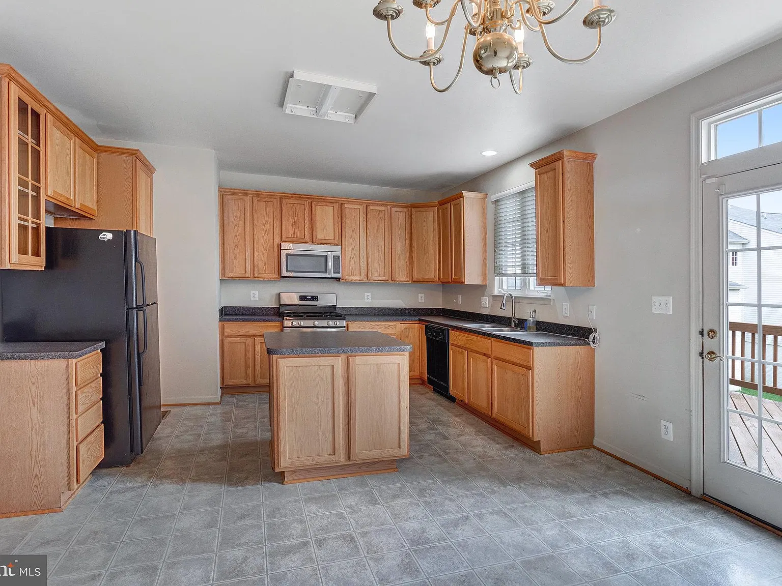 3 bed, 2.5 bath, 1688 sqft, $2,650 — Photo 3