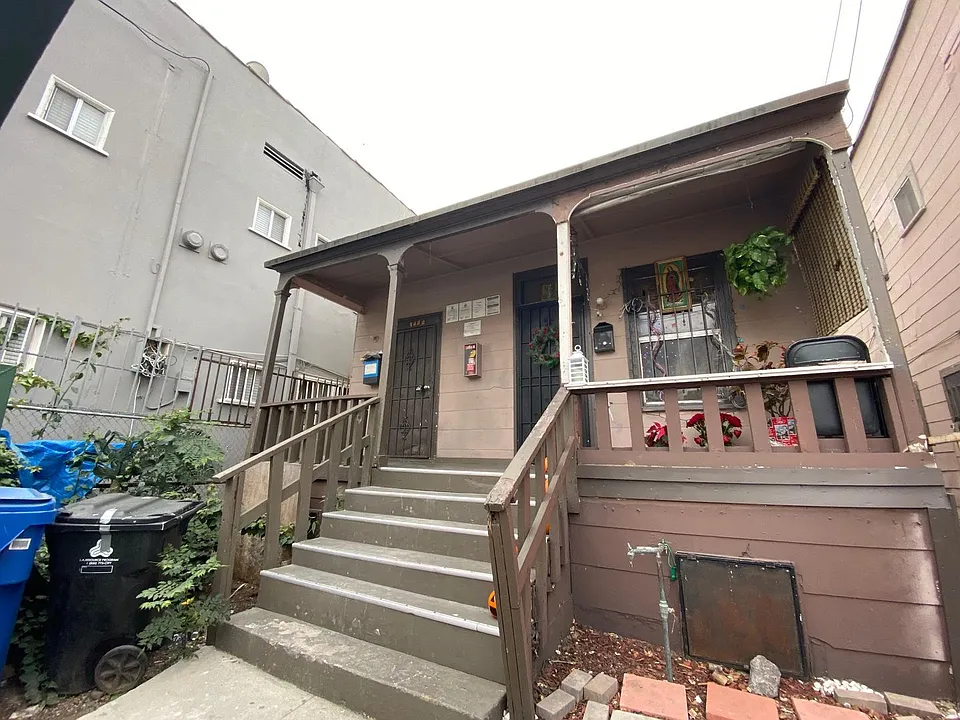 1422 W 10th Pl