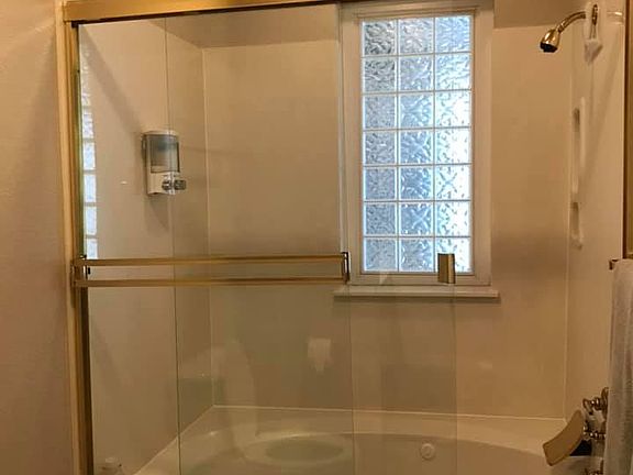 Master Bath - Jetted Tub