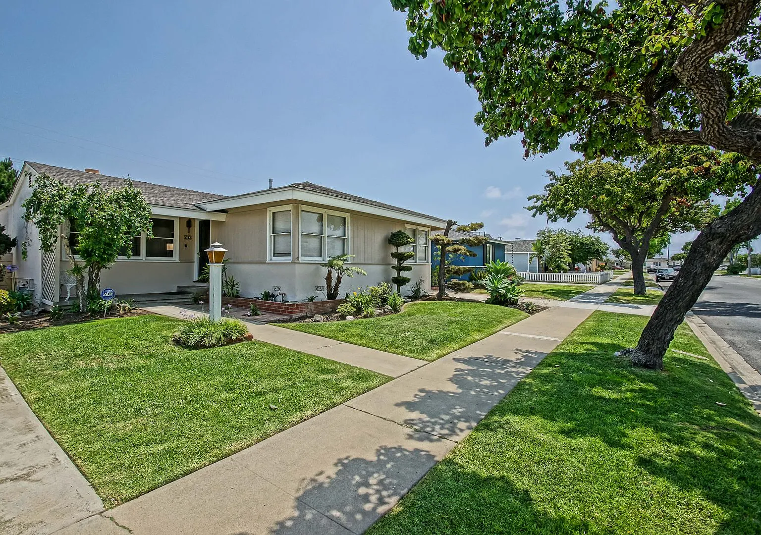 Charming, Bright & Spacious Hollyglen 3br2ba + Den W/ Spacious Front & Rear Yards, Large Driveway... — Photo 3