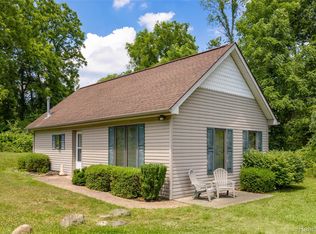 1427 Porter Rd, White Lake, MI 48383