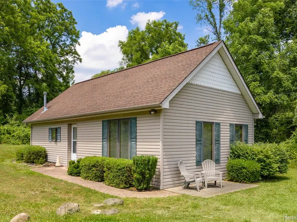 1427 Porter Rd, White Lake, MI 48383