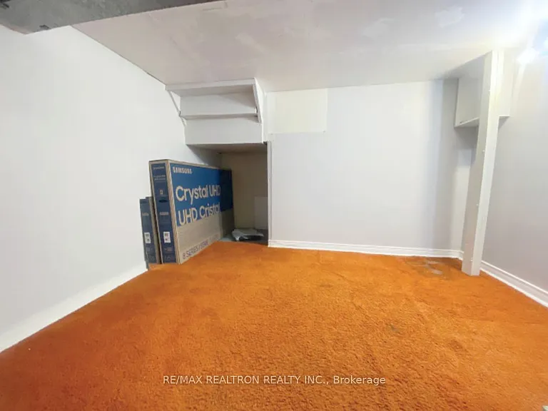 208 Roxanne Cres #LOWER — Photo 7