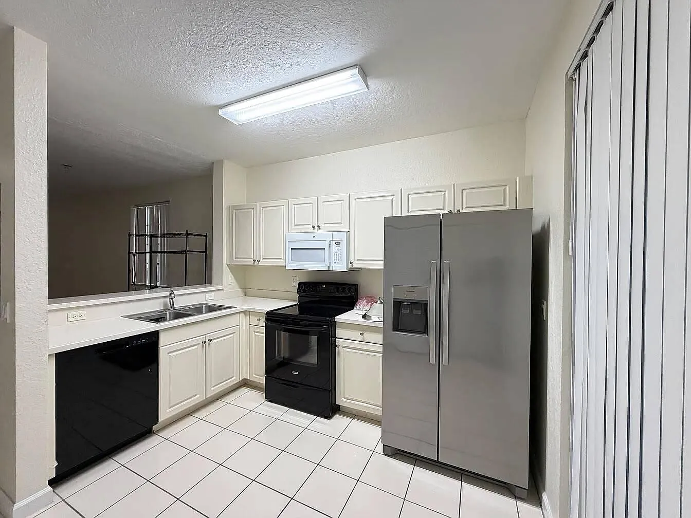 3 bed, 2.5 bath, 1344 sqft, $2,200 — Photo 3