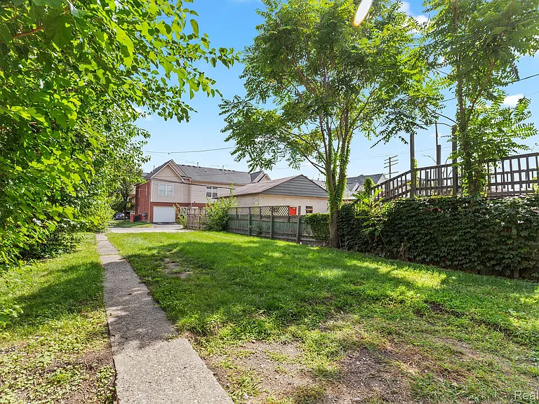 314 Hendrie St — Photo 3