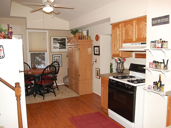 Kitchen w/ eat in area