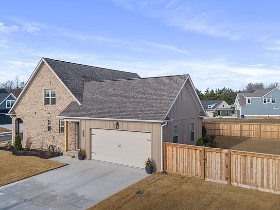 3rd image of 135 Arthur Ln NW