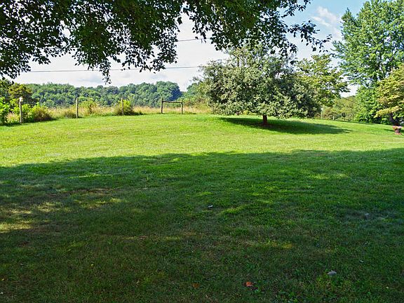 4th image of 30 Greenway Dr