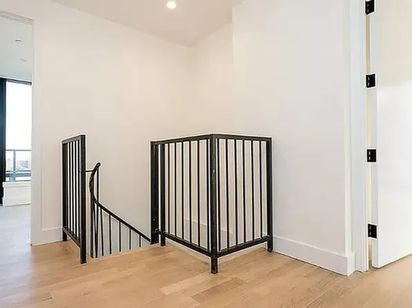 260 Gold Street image 10 of 32