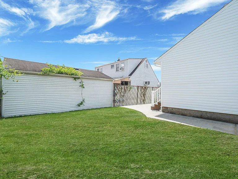 2 Spencer St — Photo 18