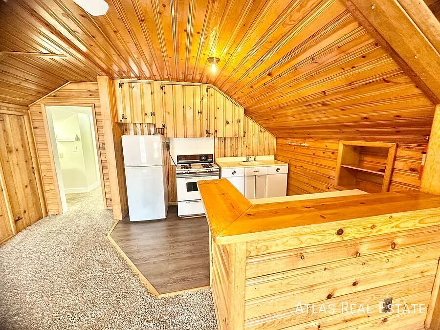 Unique Victorian 3rd Floor 2 Bedroom Apartment with Rooftop deck! — Photo 3
