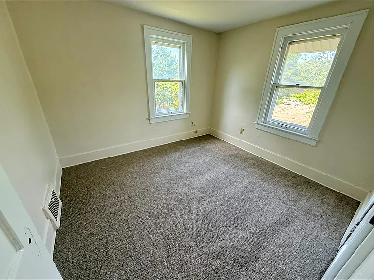 1215 Pondview Ave — Photo 9