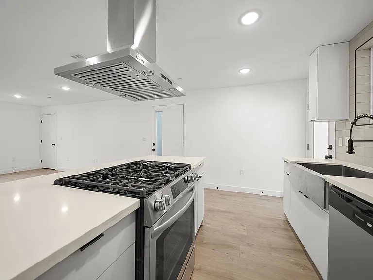 Luxury 2 and 3 Bed Townhomes with Covered Parking! — Photo 4