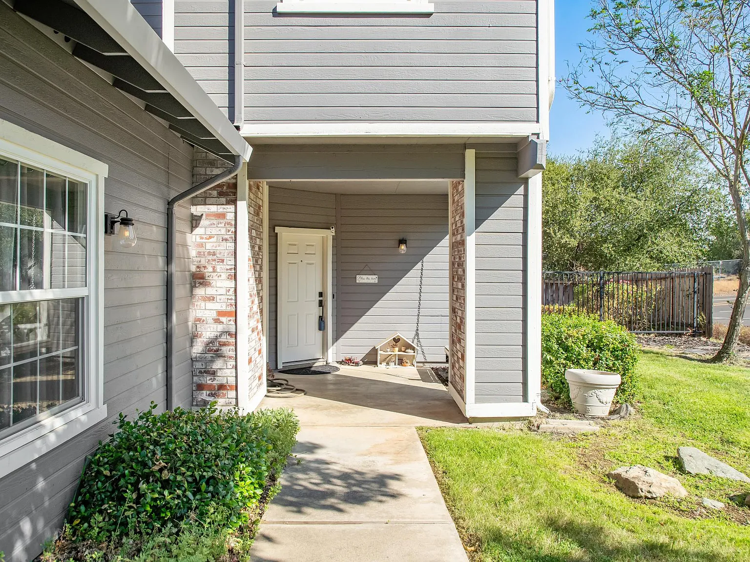 4 bed, 2061 sqft, $3,300 — Photo 2