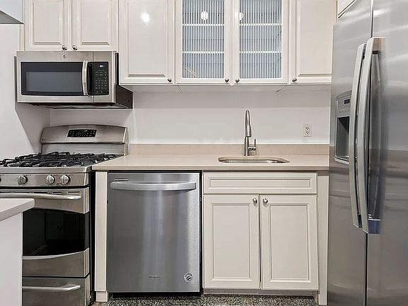 4th image of 201 W 72nd St APT 8N