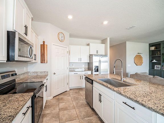 5th image of 700 Acadia Ct SE
