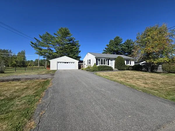 21 Maid Marion Ln — Photo 3