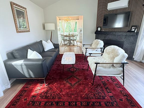 TOP FLOOR LIVING SPACE WITH LUMINOUS BAY WINDOW, VAULTED CIELING AND BRIGHT SKYLIGHTS. PROPANE FIREPLACE & SMART TV & AC/HEAT PUMP + HIGH SPEED WIFI