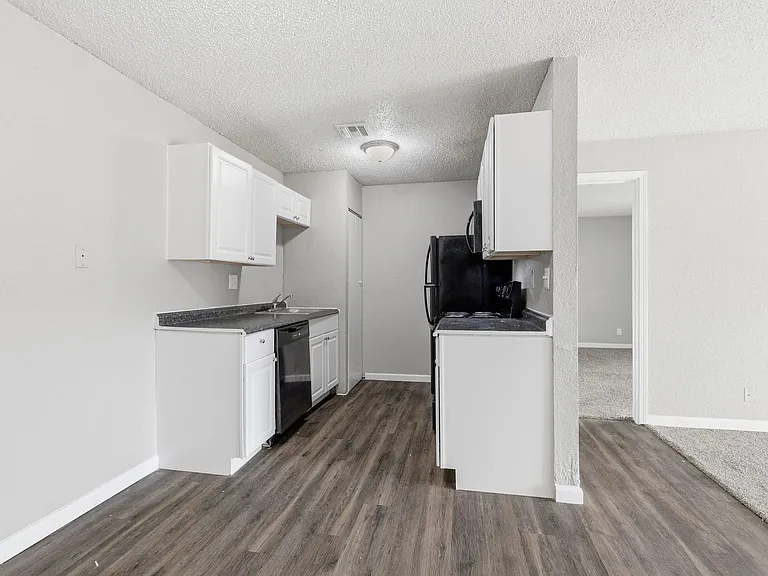 Woodland HIlls Apartments — Photo 13